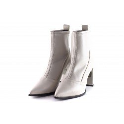 BOTAS EZZIO PIEL AJUSTABLE CON ADORNO METAL TACÓN